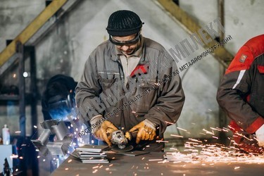 Производственный цех фото мастера по обработке металлических изделий крупным планом Производственный цех фото мастера по обработке металлических изделий