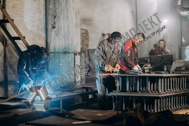 Производственный цех процесс огранки металлического изделия крупным планом 2 Производственный цех процесс огранки металлического изделия 2