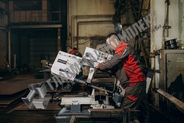 Производственный цех процесс работы оператора формовочного станка крупным планом 4 Производственный цех процесс работы оператора формовочного станка 4